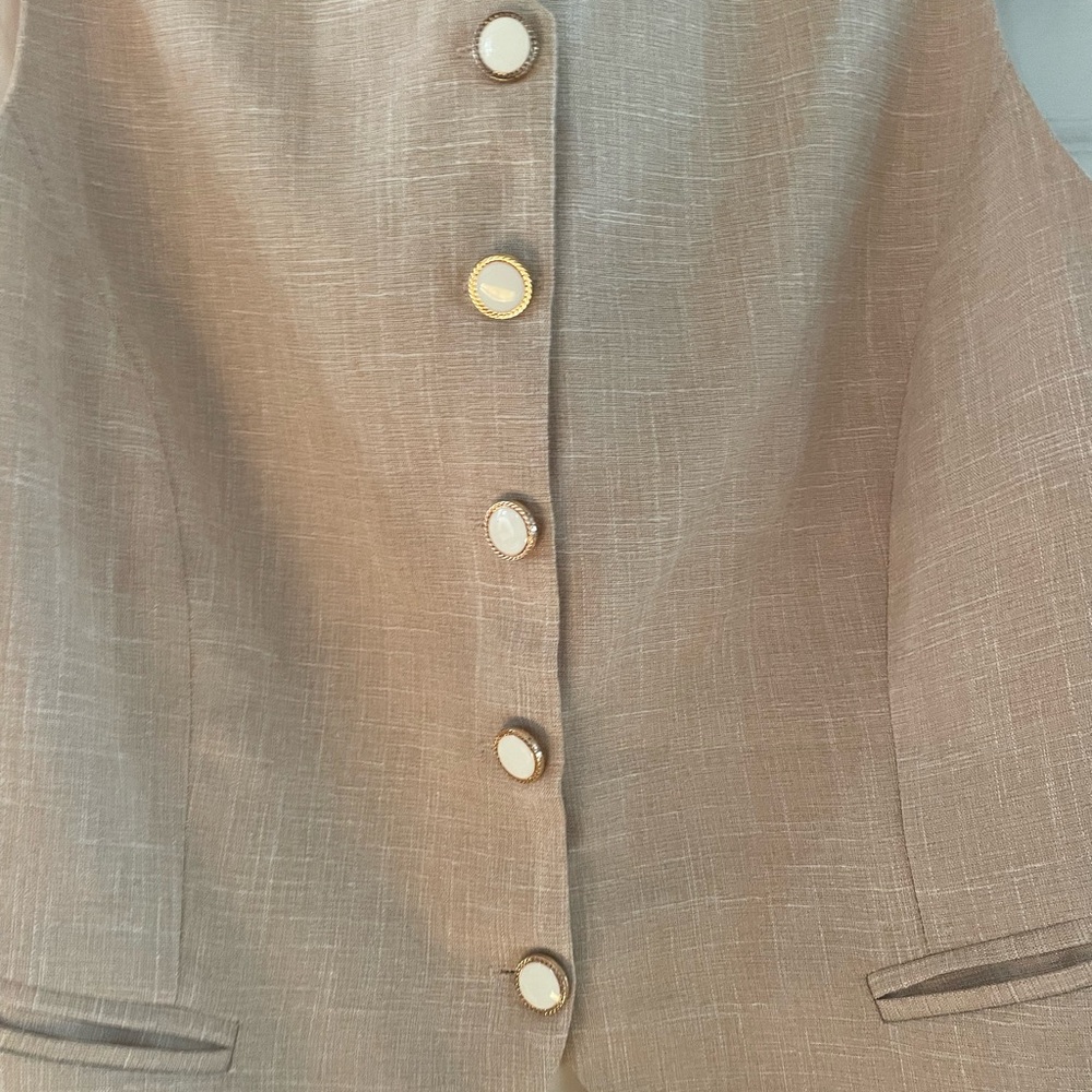 Source Unknown Women's Sleeveless Vest in Light Beige with Pearl Buttons - Picture 2 of 3